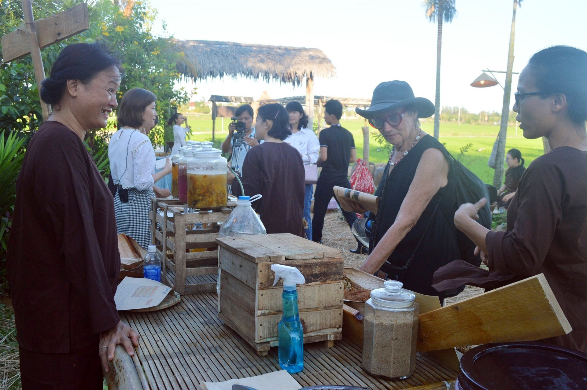Du khách tò mò với những sản phẩm làng quê xứ Quảng
