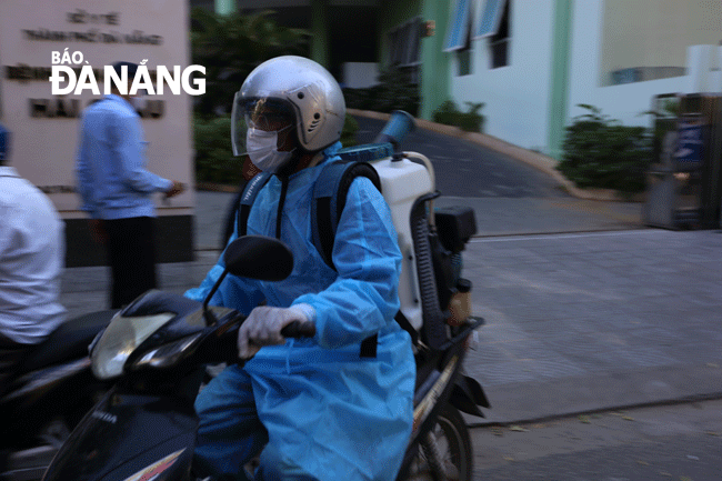 Từ 0 giờ ngày 28-7, Đà Nẵng áp dụng các biện pháp phòng, chống Covid-19 mới. Trong ảnh: Nhân viên y tế đến các địa điểm có nguy cơ lây nhiễm để phun hóa chất khử trùng. Ảnh: PHAN CHUNG