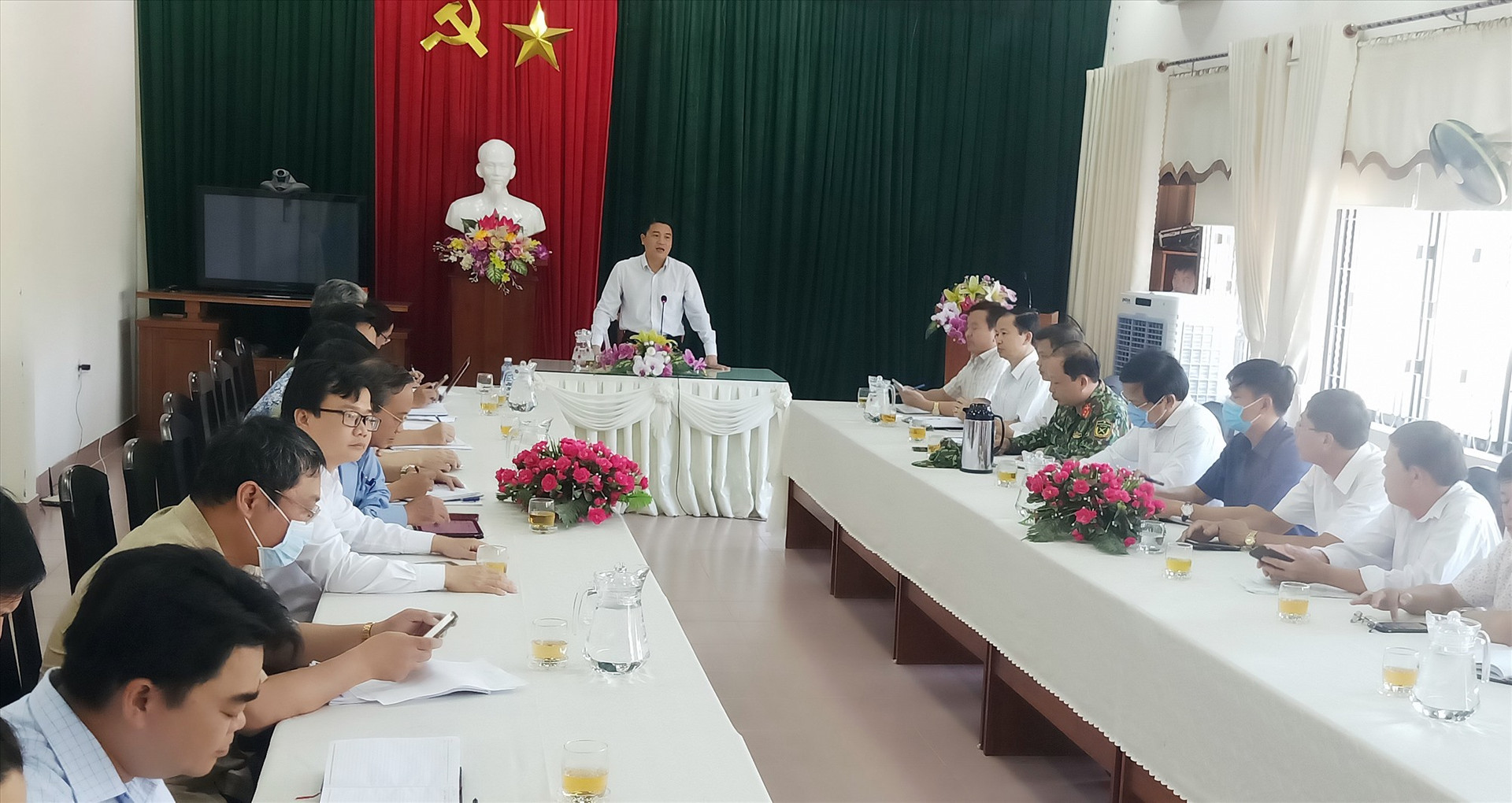 Phó Chủ tịch UBND tỉnh Trần Văn Tân phát biểu chỉ đạo tại buổi làm việc với huyện Đại Lộc về phòng chống dịch Covid-19, ngày 26.7. Ảnh: HOÀNG LIÊN