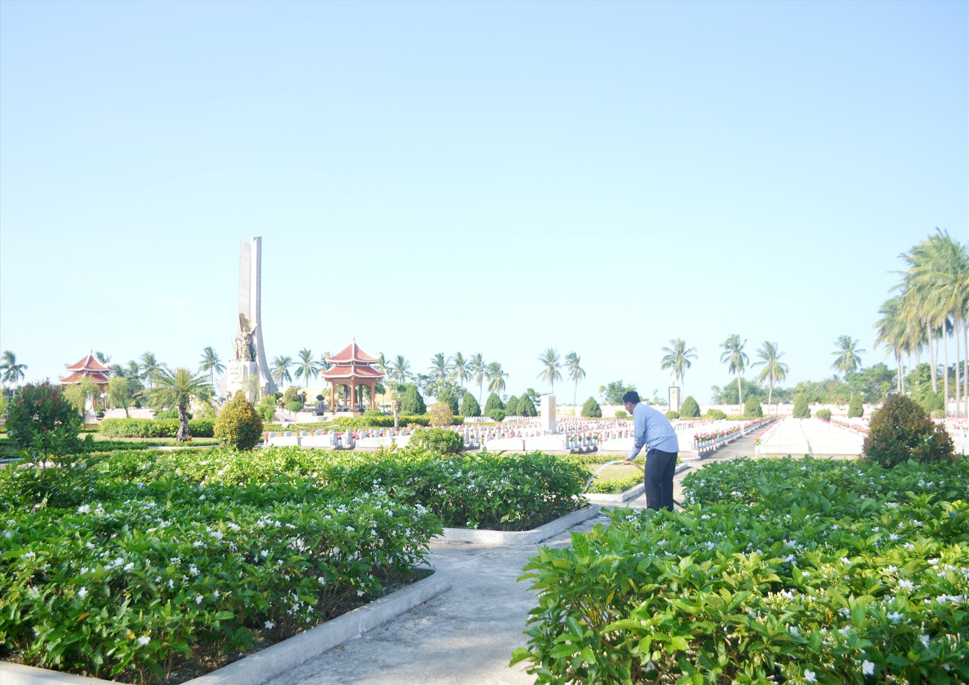 Nghĩa trang liệt sĩ Điện Bàn được quan tâm chăm sóc, tôn tạo thường xuyên. Ảnh: C.T