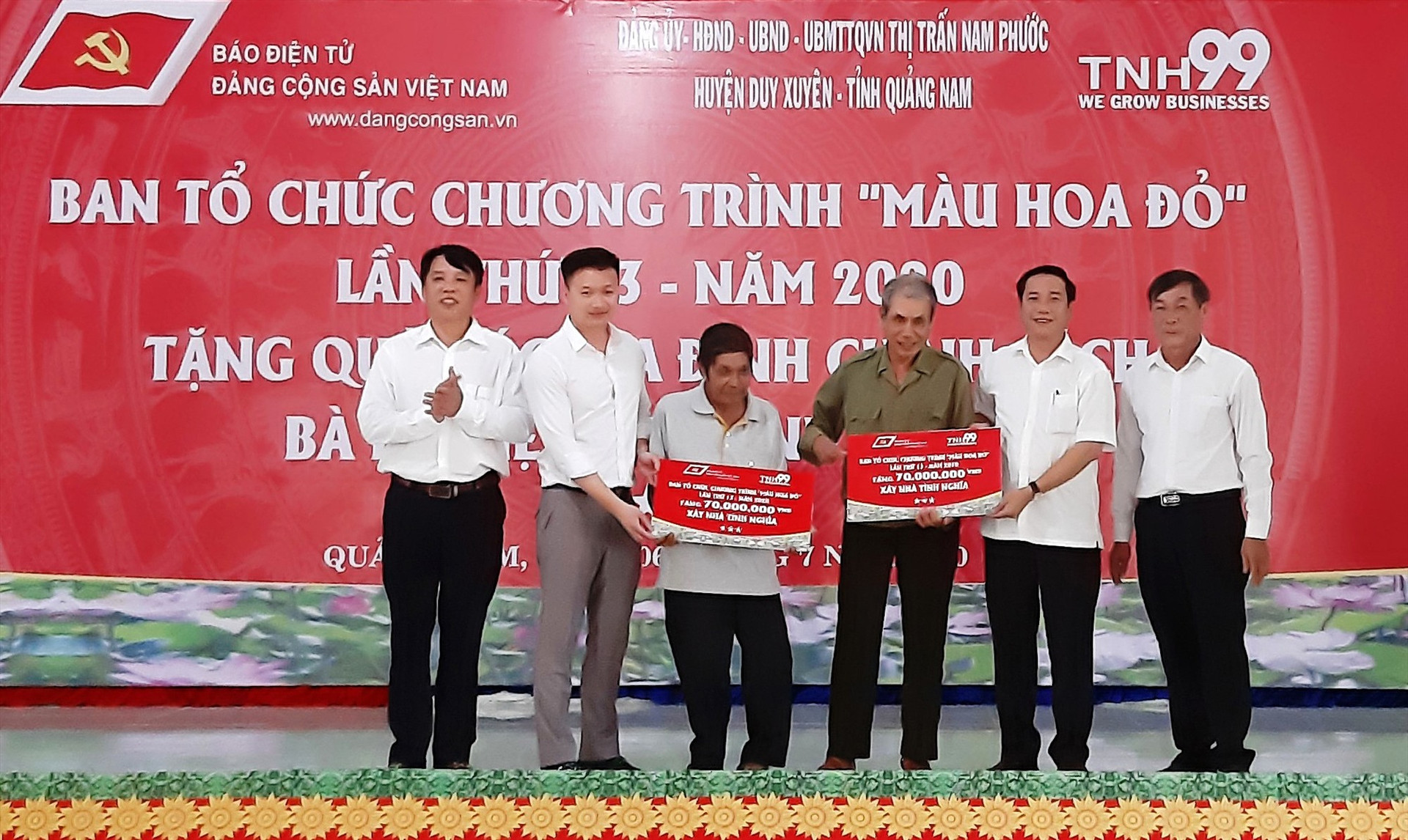 Thị trấn Nam Phước vừa phối hợp với Báo điện tử Đảng Cộng sản tổ chức chương trình “Màu hoa đỏ” nhằm tặng quà và hỗ trợ xây dựng 2 nhà tình nghĩa cho gia đình chính sách. Ảnh: T.S