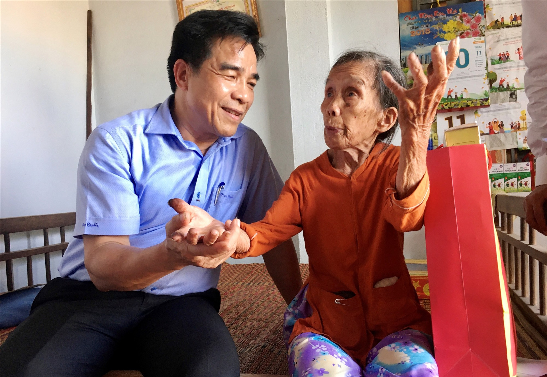 Phó Bí thư Thường trực Tỉnh ủy Lê Văn Dũng cùng lãnh đạo huyện Nông Sơn đến thăm, tặng quà gia đình