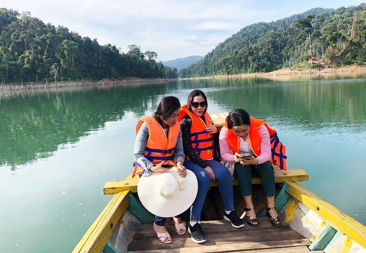 Visitors to the Thanh river Nature Reserve.