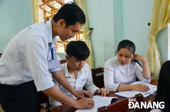 Trong quá trình tổ chức kỳ thi phải bảo đảm an toàn cho thí sinh và giám thị coi thi... Trong ảnh: Giáo viên Trường THPT Phạm Phú Thứ ôn tập cho học sinh. Ảnh: NGỌC PHÚ