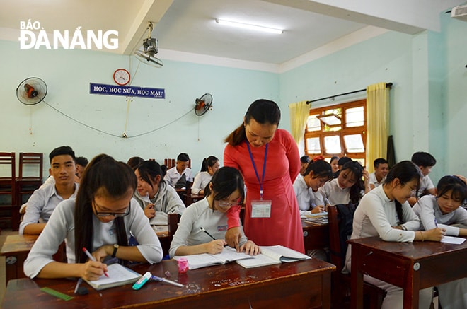 Hiện các trường học đã kết thúc việc ôn tập. Các học sinh tự ôn tập ở nhà, bảo đảm có kiến thức vững chắc trước khi bước vào kỳ thi. Ảnh: NGỌC PHÚ