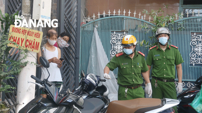 UBND thành phố yêu cầu các địa phương triển khai triệt để các biện pháp giãn cách xã hội, rà soát người nhập cảnh trái phép. Trong ảnh: Lực lượng công an quận Hải Châu phối hợp điều tra dịch tễ, khai báo y tế ở khu vực có bệnh nhân nhiễm Covid-19. Ảnh: PHAN CHUNG