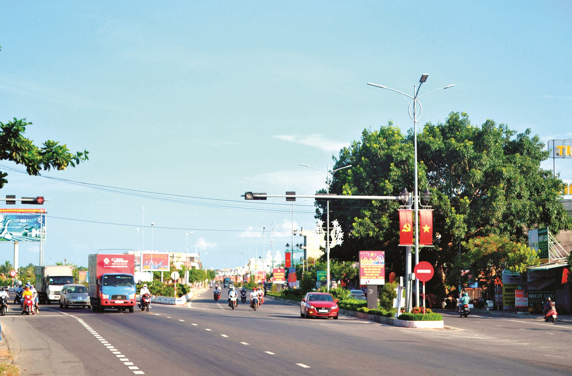 Đường trục chính vào trung tâm thị xã Điện Bàn được đầu tư mở rộng khang trang, hiện đại. Ảnh: T.C.T