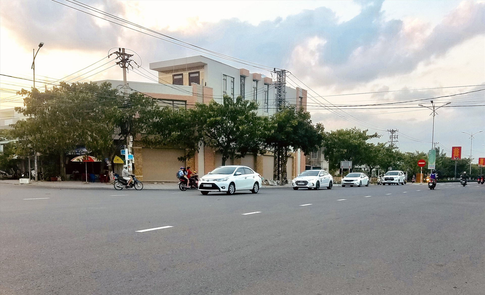 Một góc đô thị Điện Dương nằm trên tuyến ĐT603 nối Đà Nẵng với Hội An. Ảnh: QUỐC TUẤN