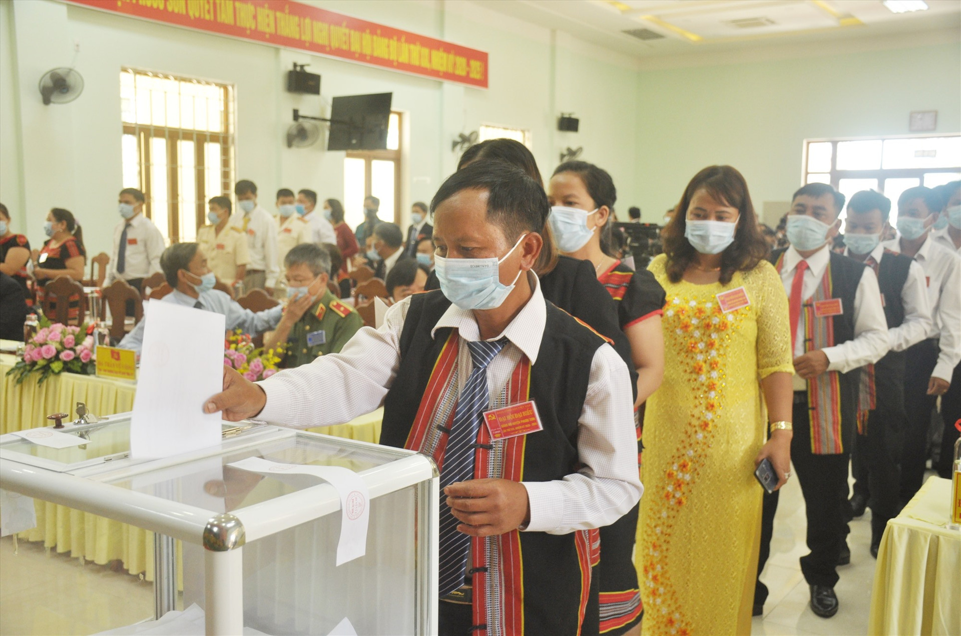 Sáng nay 28.7, các đại biểu bỏ phiếu bầu Ban Chấp hành Đảng bộ huyện Phước Sơn lần thứ XXI, nhiệm kỳ 2020 - 2025. Ảnh: N.Đ