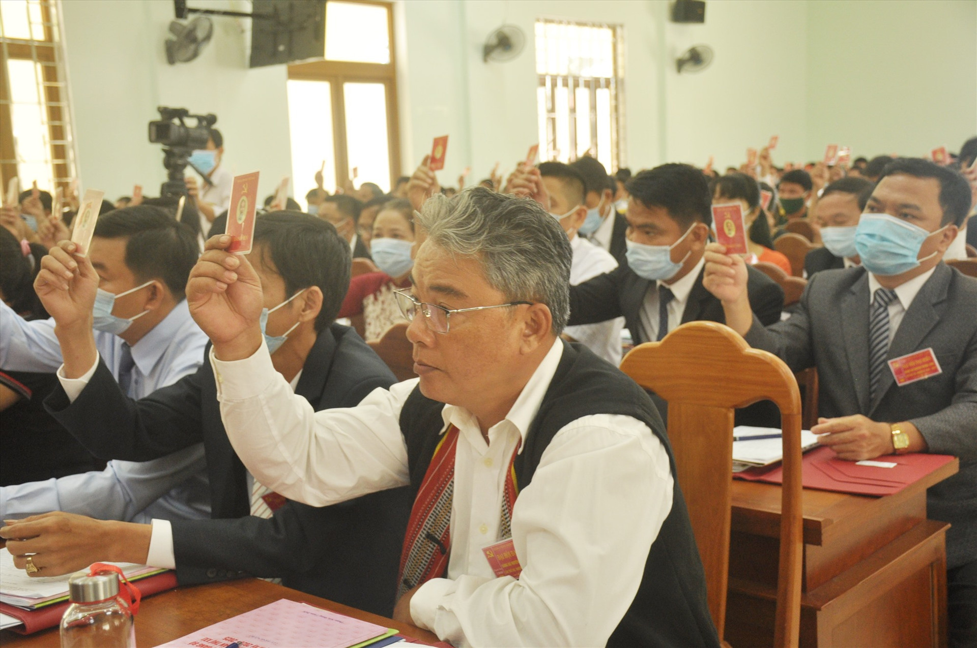 Các đại biểu biểu quyết các nội dung được trình tại Đại hội Đảng bộ huyện Phước Sơn lần thứ XXI. Ảnh: N.Đ
