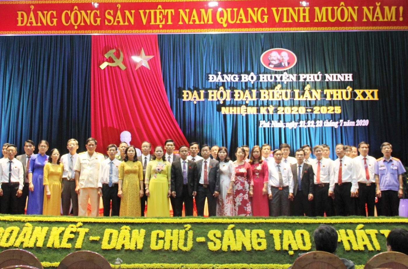 39 đồng chí vừa được bầu vào Ban Chấp hành Đảng bộ huyện Phú Ninh khóa XXI (nhiệm kỳ 2020 - 2025). Ảnh: VINH ANH