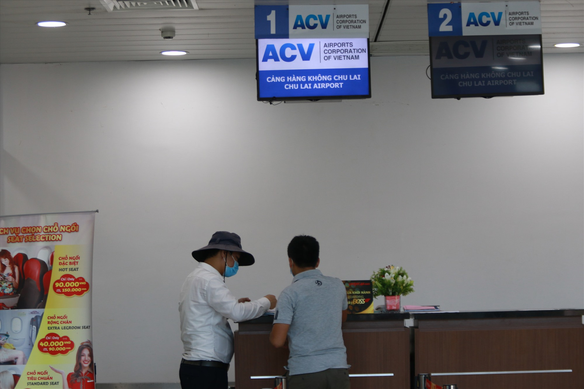 Không như những đồn đoán về việc người dân sẽ đổ dồn về sân bay Chu Lai khi Đà Nẵng phong tỏa nhiều quận, diễn biến ở sân bay Chu Lai sáng nay hoàn toàn bình thường. Ảnh: T.C