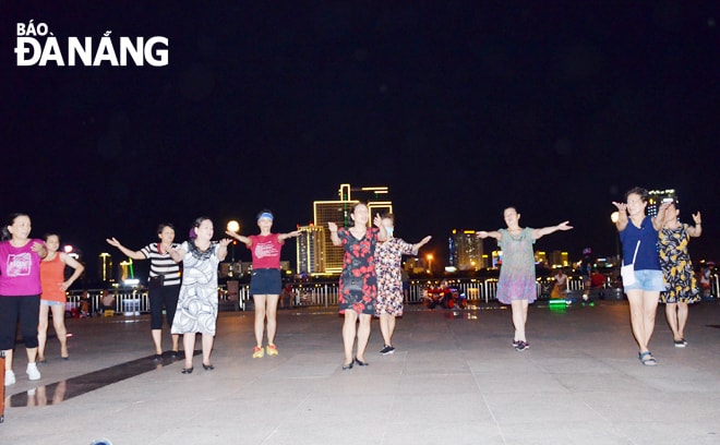 Các hoạt động văn hóa, nghệ thuật được tổ chức thường xuyên sẽ tạo không khí nhộn nhịp tấp nập tại khu vực đường Bạch Đằng nối dài. Trong ảnh: Một nhóm của câu lạc bộ khiêu vũ đang tập để chuẩn bị cho những buổi trình diễn vào cuối tuần. (Ảnh chụp đầu tháng 7-2020)Ảnh: NHẬT HẠ