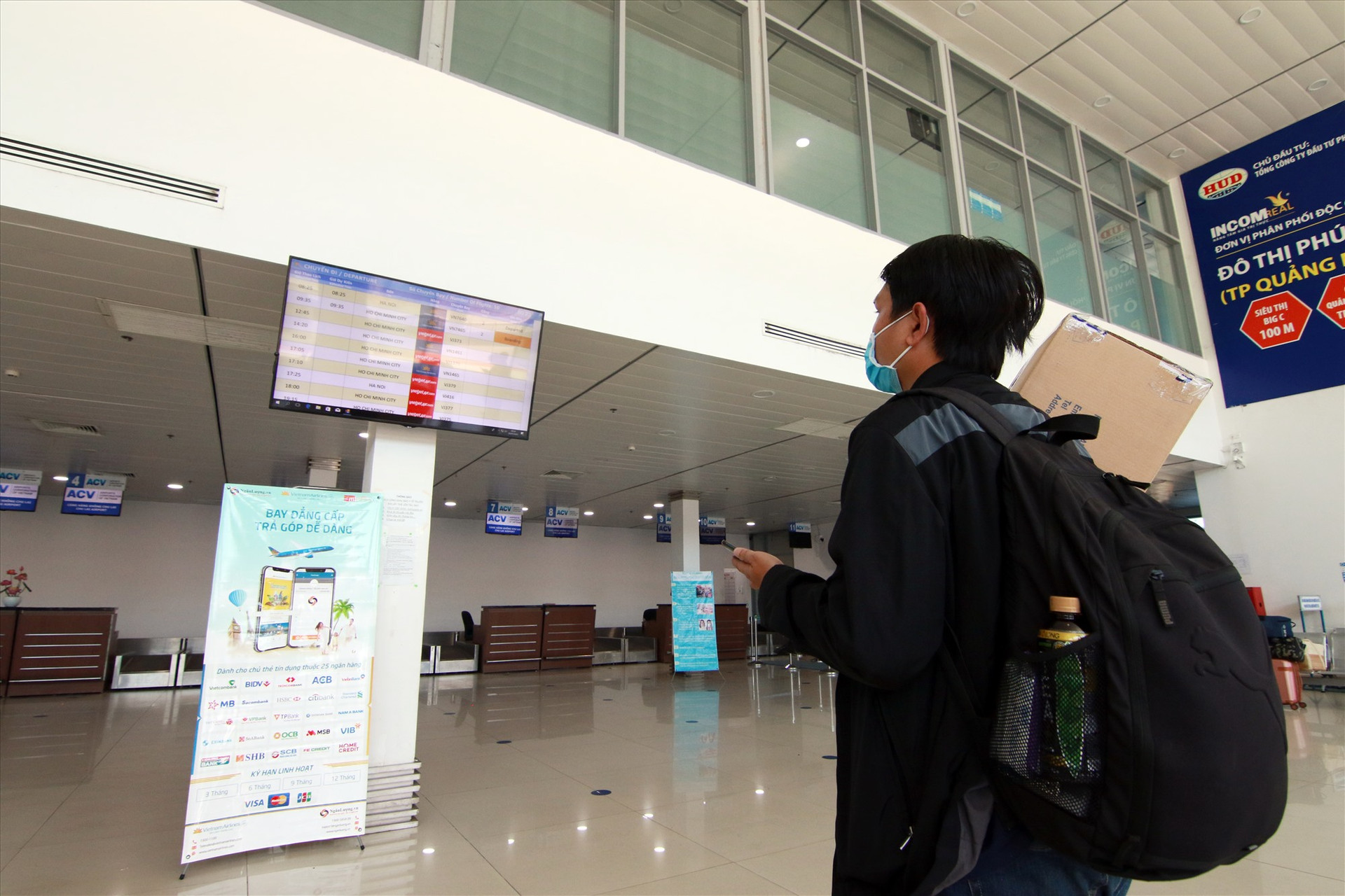 Một hành khách theo dõi lịch trình các chuyến bay tại sân bay Chu Lai vào sáng 28.7. Ảnh: T.C