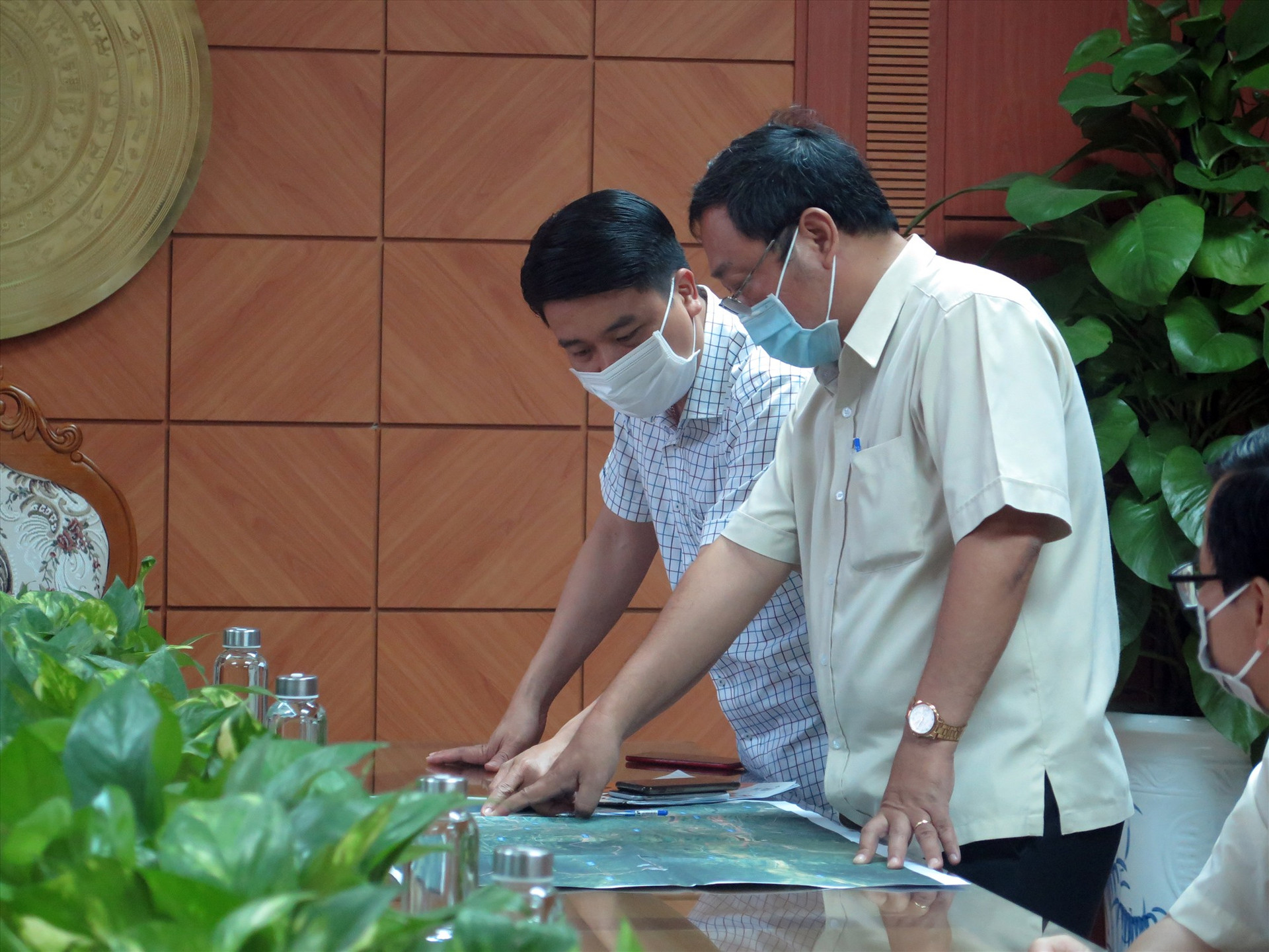 Phó Chủ tịch UBND tỉnh Trần Văn Tân xem bản đồ đặt các điểm chốt chặn. Ảnh: X.H