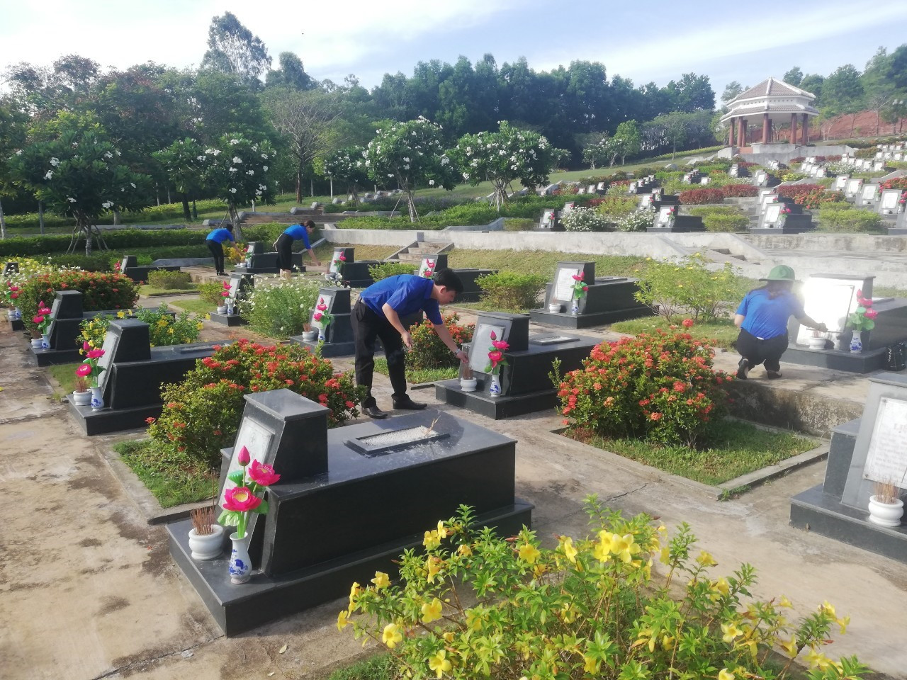 Đoàn viên Chi đoàn BHXH tỉnh tổ chức viếng hương Nghĩa trang Liệt sĩ tỉnh. Ảnh: quangnam.baohiemxahoi.gov.vn