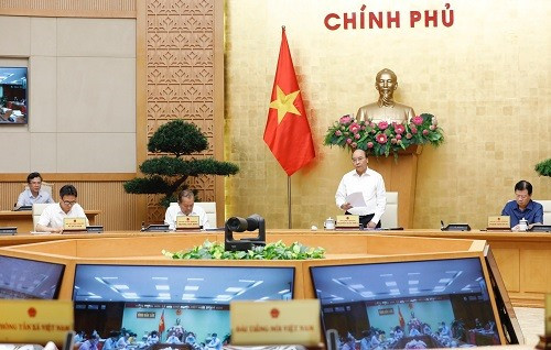 Thủ tướng Nguyễn Xuân Phúc chủ trì phiên họp của Thường trực Chính phủ với các địa phương, bộ ngành về công tác phòng, chống Covid-19. Ảnh: VGP/Quang Hiếu