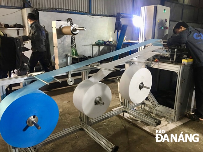Máy sản xuất khẩu trang mới được nghiên cứu, chế tạo của Công ty TNHH Châu Đà (Khu Công nghiệp Hòa Cầm, quận Cẩm Lệ). Ảnh: PHONG LAN