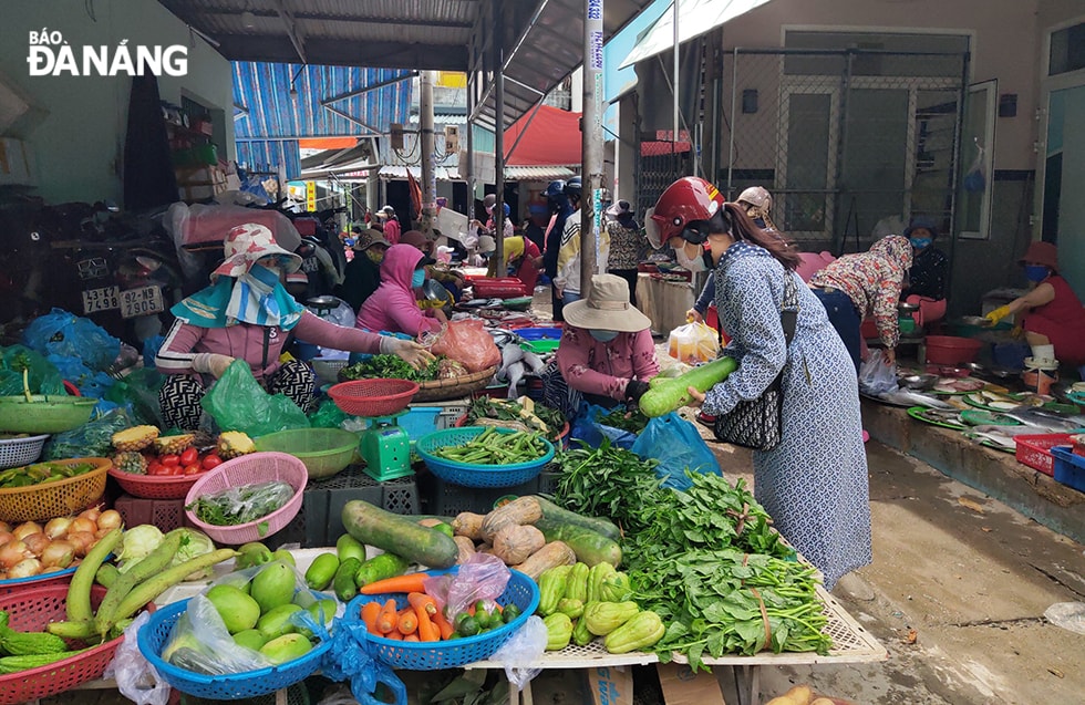 Theo nhiều tiểu thương tại chợ Chiều (phường Thọ Quang, quận Sơn Trà), lượng người dân ghé đến mua sắm nhiều hơn thường ngày. Hoạt động mua bán vẫn diễn ra bình thường, bảo đảm lượng hàng tại các quầy, giá các loại rau, củ, quả có tăng nhẹ. Ảnh chụp chiều 30-7. Ảnh: VĂN HOÀNG