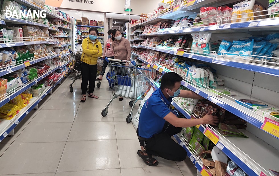 Theo bà Lê Thị Hiền, Giám đốc siêu thị Co.opmart Sơn Trà, lượng hàng hóa tại siêu thị vẫn dồi dào, bảo đảm nhu cầu mua sắm của người dân. Giá cả các mặt hàng tại siêu thị vẫn bình thường, không có hiện tượng tăng giá. Ảnh chụp chiều 30-7. Ảnh: VĂN HOÀNG