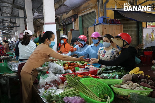 Hàng hóa hồi dào tại tại chợ Mân Thái. (Ảnh chụp sáng 30-7). Ảnh: VĂN HOÀNG