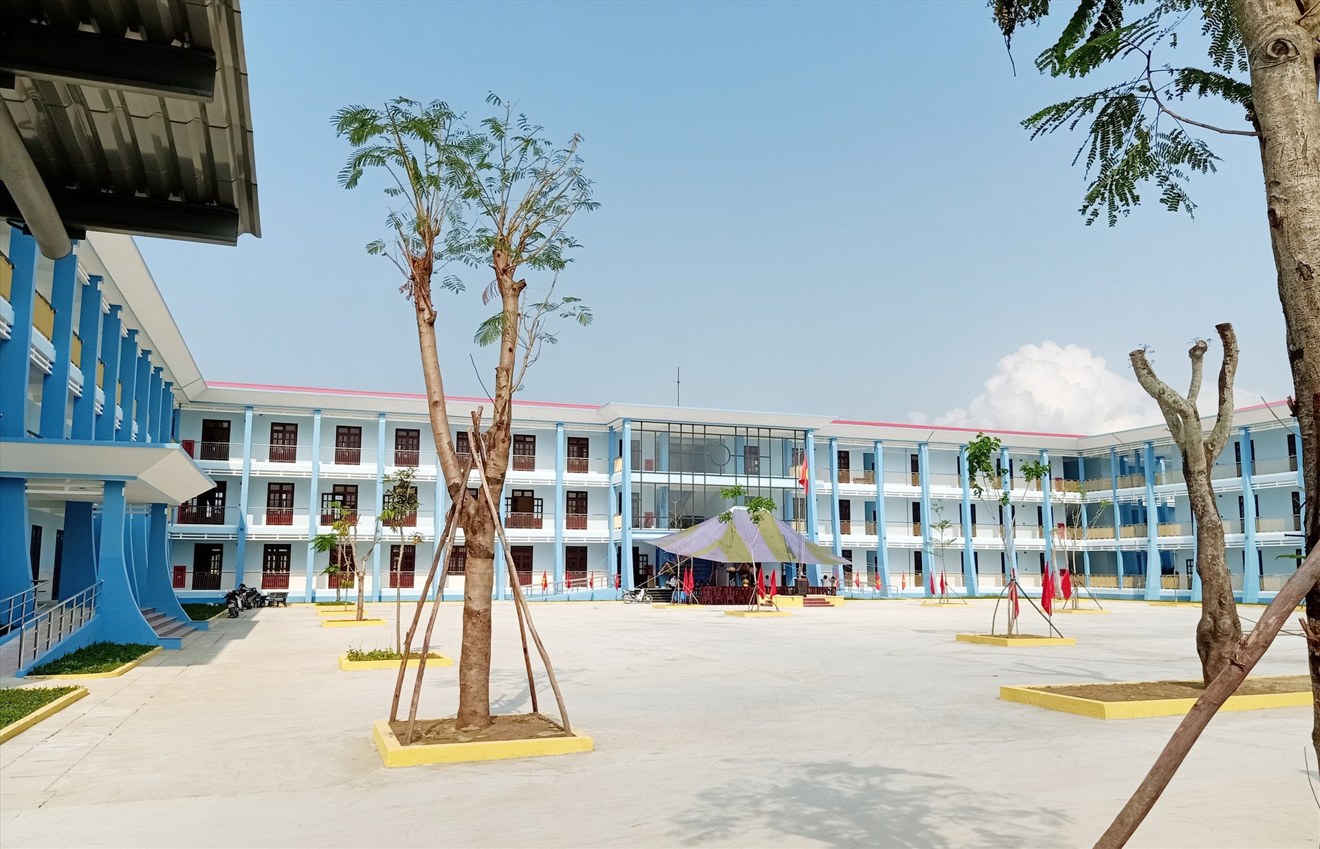 Công trình Trường THCS Nguyễn Trãi được chọn gắn biển công trình chào mừng Đại hội Đảng bộ huyện lần thứ XXII (nhiệm kỳ 2020 - 2025). Ảnh: HOÀNG LIÊN