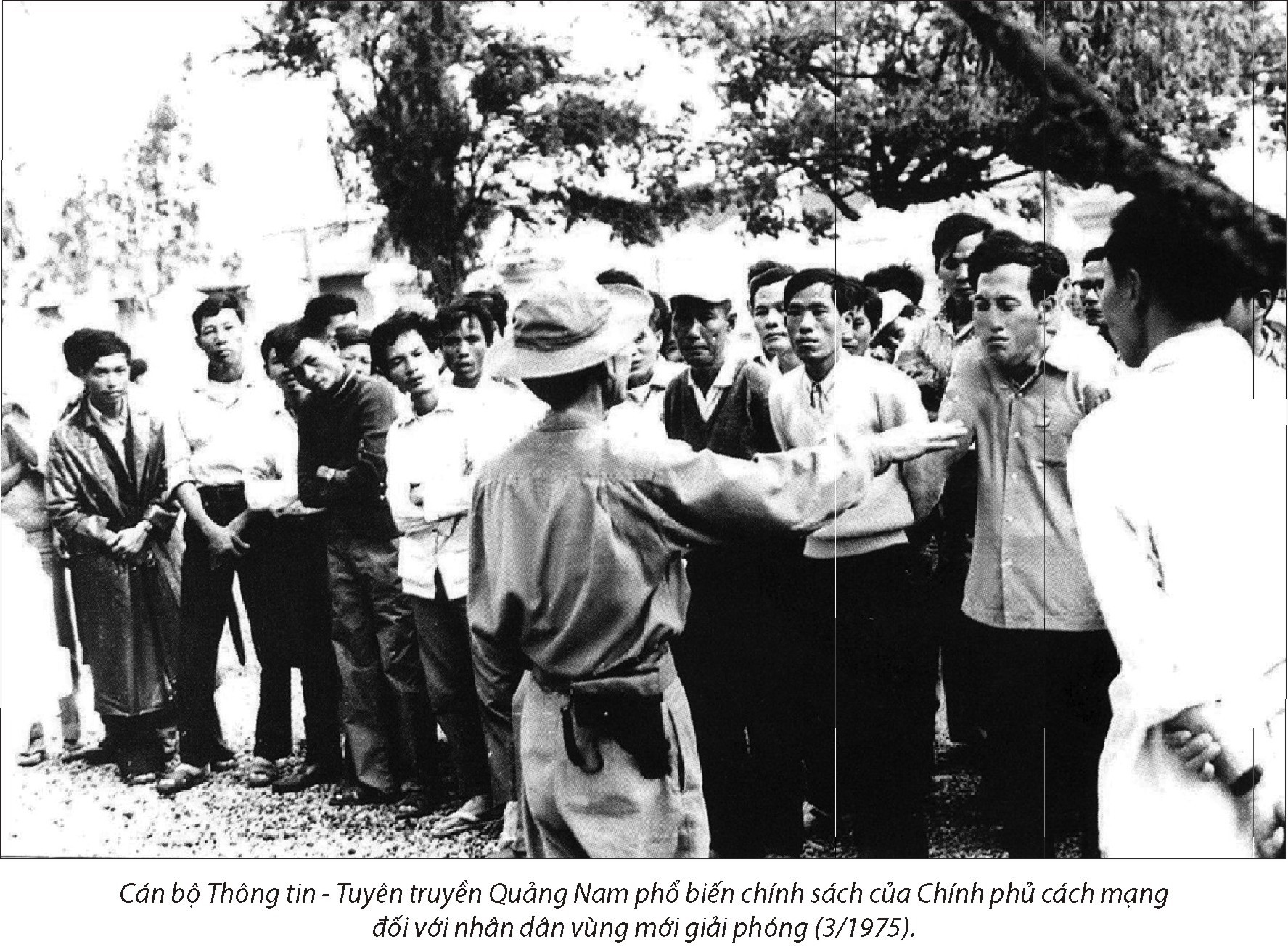 Cán bộ thông tin - tuyên truyền Quảng Nam phổ biến chính sách của chính phủ sau ngày giải phóng. (Ảnh tư liệu)