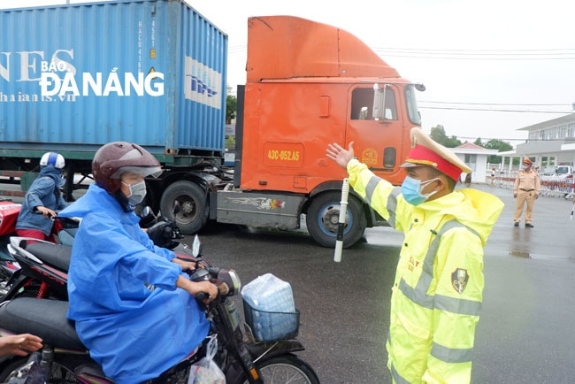 Lực lượng chức năng đang nỗ lực điều tra dịch tễ, lịch trình tiếp xúc. Trong ảnh: Kiểm soát tại các cửa ngõ để khoanh vùng, hạn chế tiếp xúc đối với những khu vực, trường hợp có nguy cơ cao. Ảnh: PHAN CHUNG