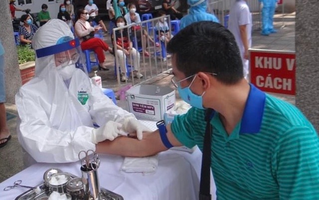 Hà Nội hành test nhanh sàng lọc SARS-CoV-2 cho những người trở về từ Đà Nẵng. Ảnh chụp điểm test nhanh của Quận Hai Bà Trưng.