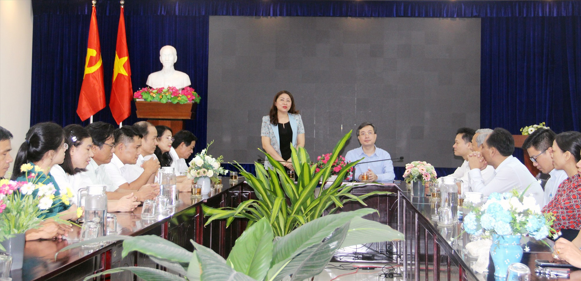 Trưởng ban Tuyên giáo Tỉnh ủy Nguyễn Thị Thu Lan phát biểu tại buổi làm việc với đoàn công tác Ban Tuyên giáo Trung ương. Ảnh: T.G