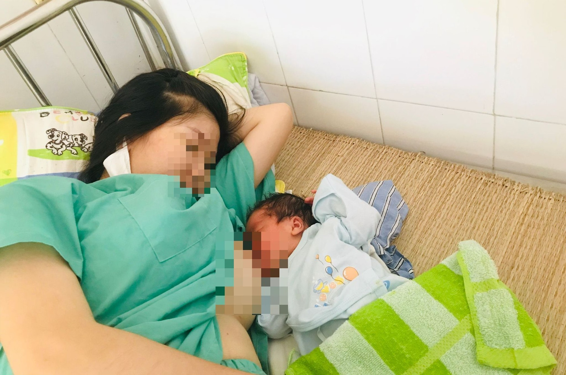 Trẻ bú mẹ sau sinh tại Bệnh viện Đa khoa Quảng Nam. Ảnh: C.N
