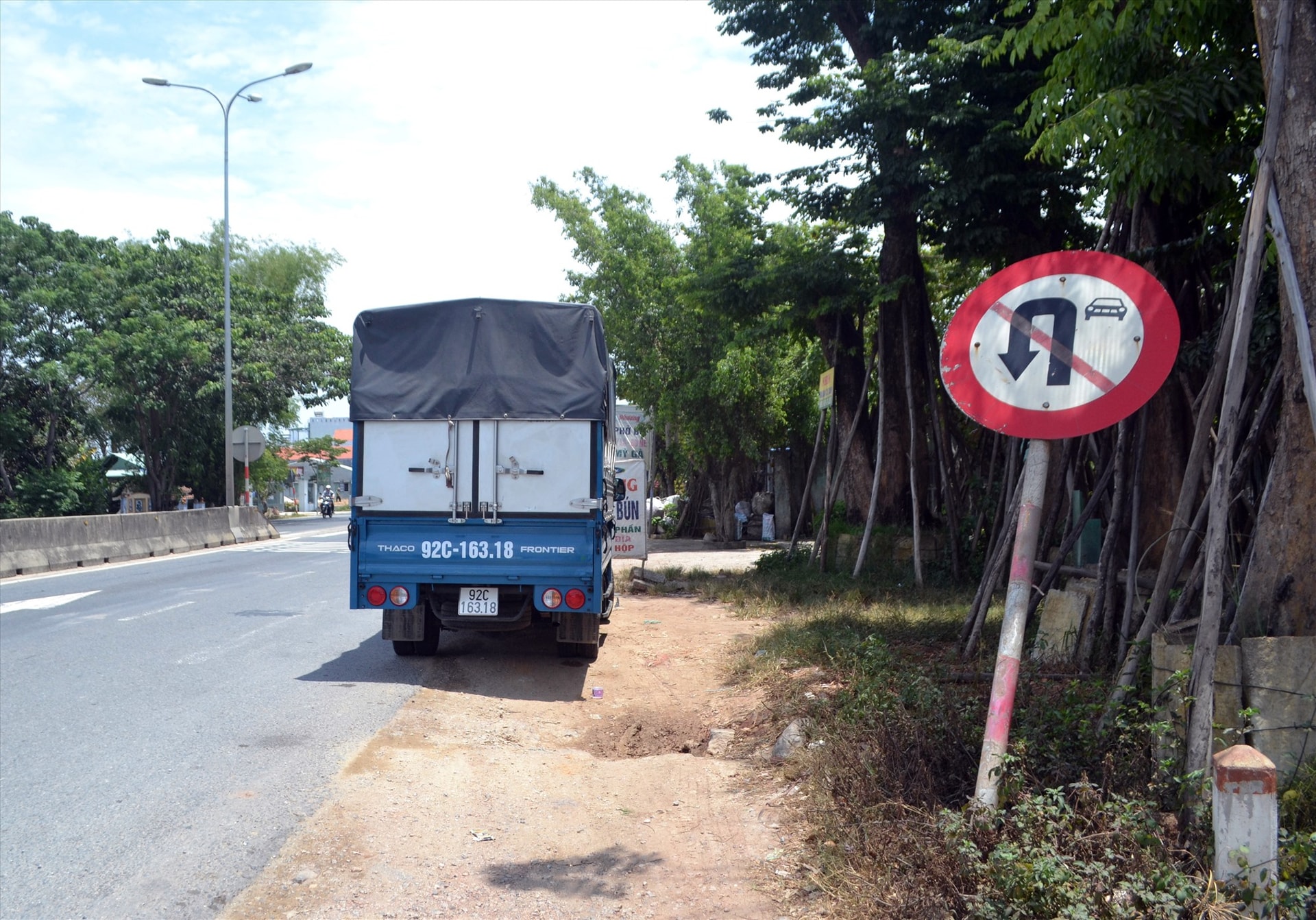 Biển báo giao thông trên quốc lộ 1, đoạn qua xã Bình Tú (Thăng Bình) bị nghiêng nhưng chưa được khắc phục. Ảnh: K.K