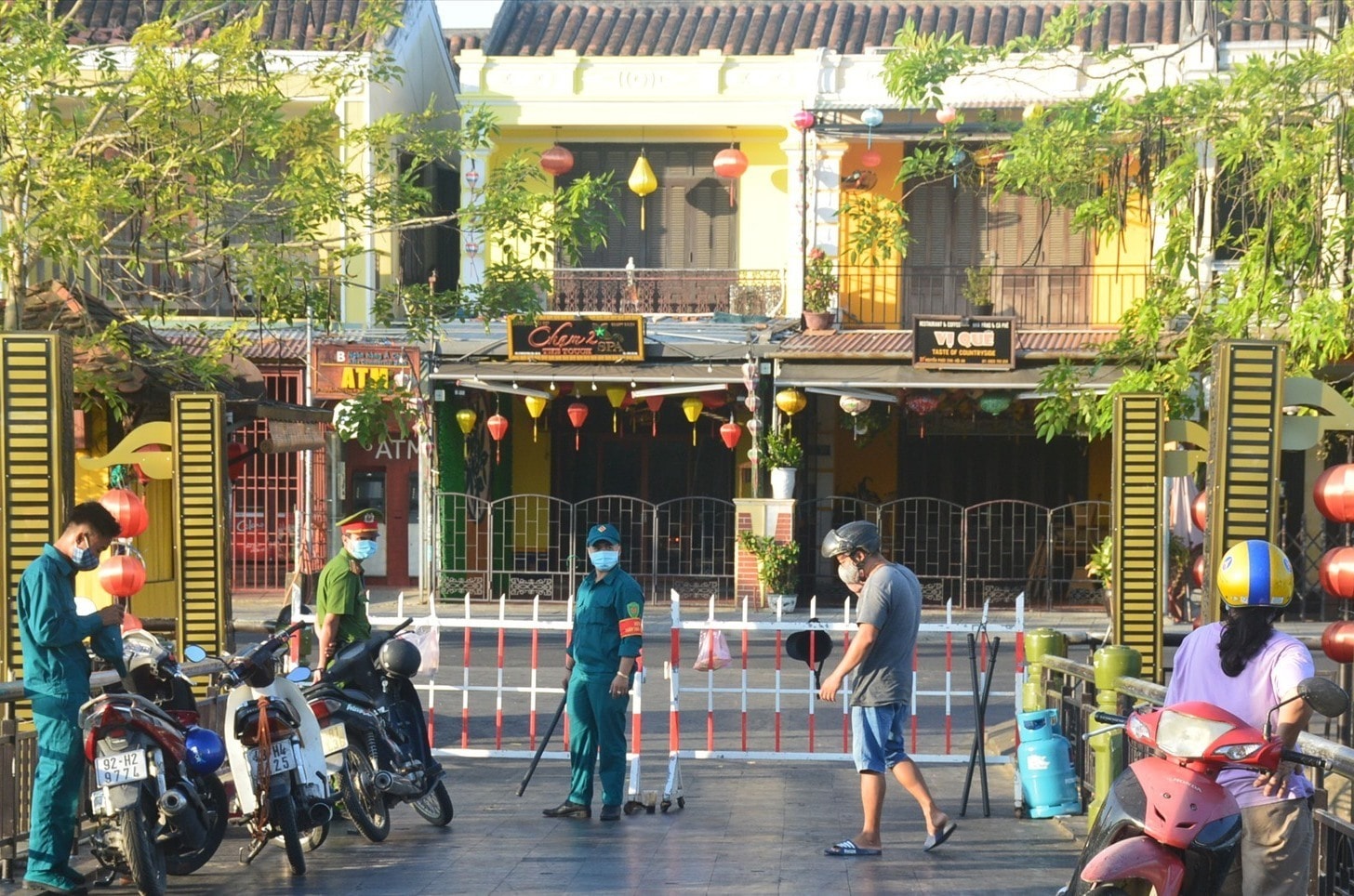 Covid-19 check-point on An Hoi bridge, Hoi An city