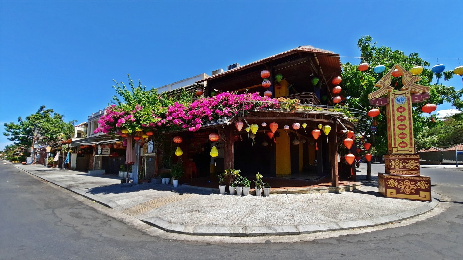 Deserted streets in Hoi An