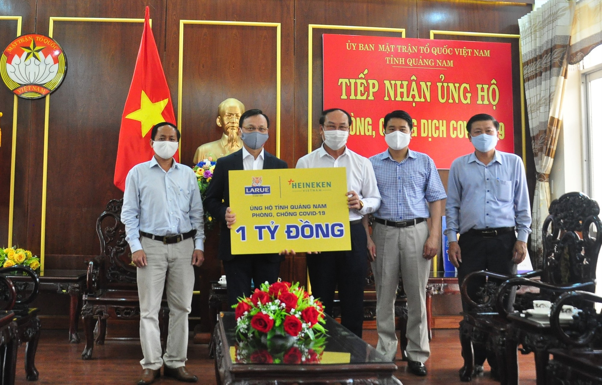 Ủy ban MTTQ Việt Nam tỉnh tiếp nhận biểu trưng ủng hộ 1 tỷ đồng từ Công ty TNHH Nhà máy bia Heineken Việt Nam. Ảnh: VINH ANH