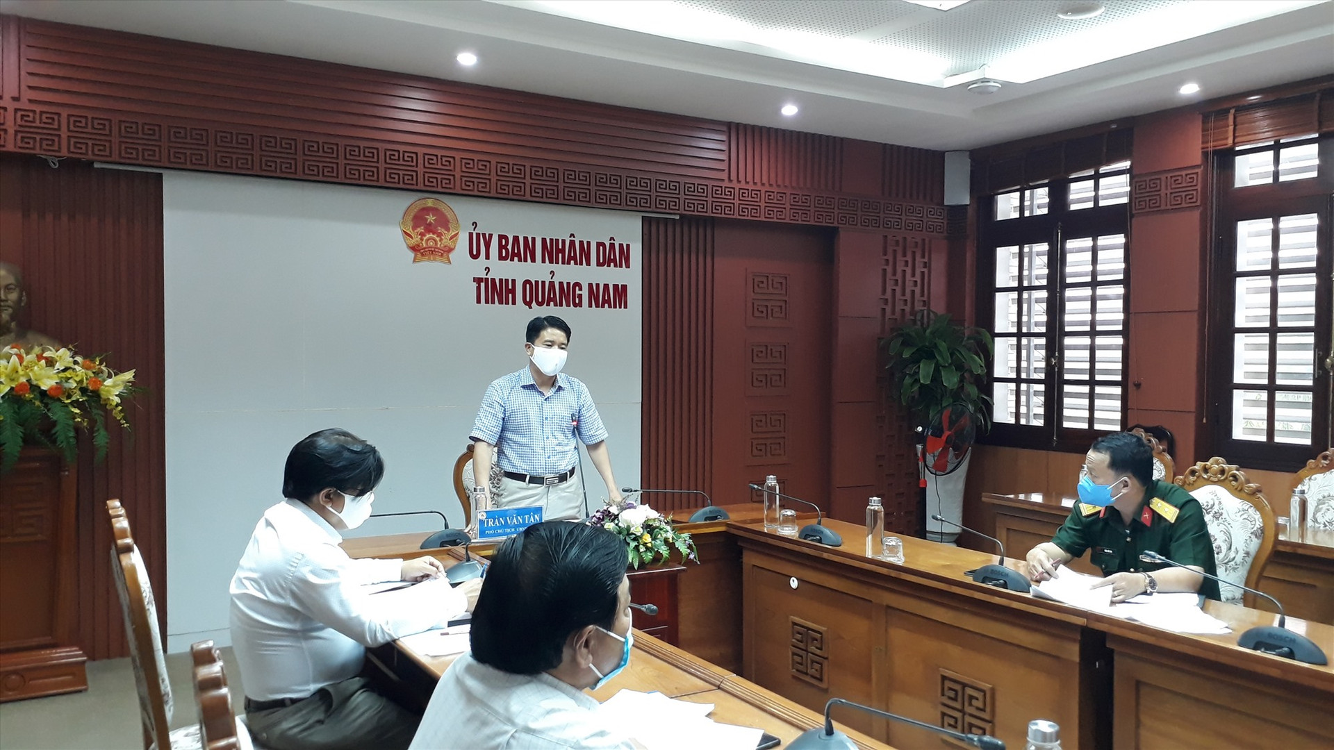 Phó Chủ tịch UBND tỉnh Trần Văn Tân phát biểu tại cuộc họp. Ảnh: X.P