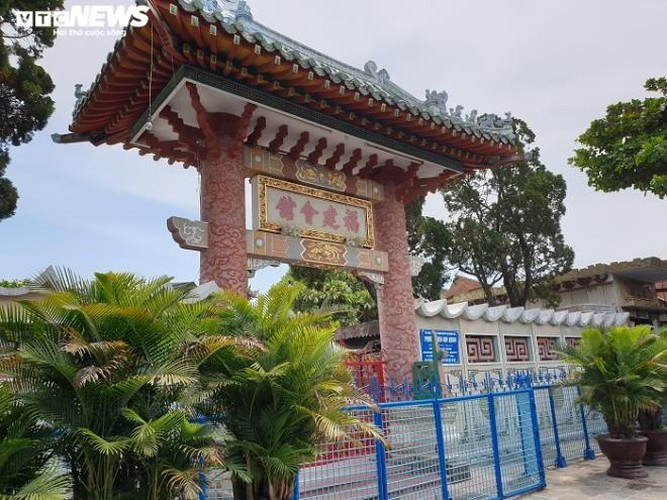 Popular tourist sites such as the Fukian Assembly Hall, also known as Phuc Kien, temporarily suspend activities.