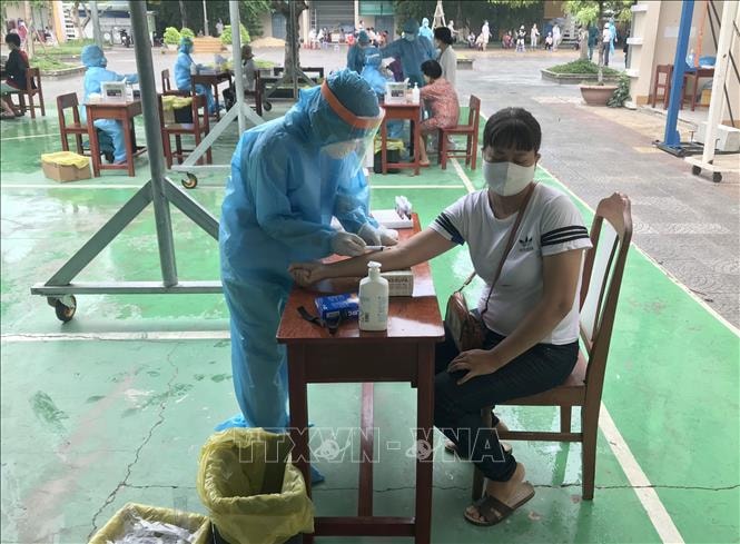 Khám sàng lọc bệnh nhân COVID-19. Ảnh: TTXVN.