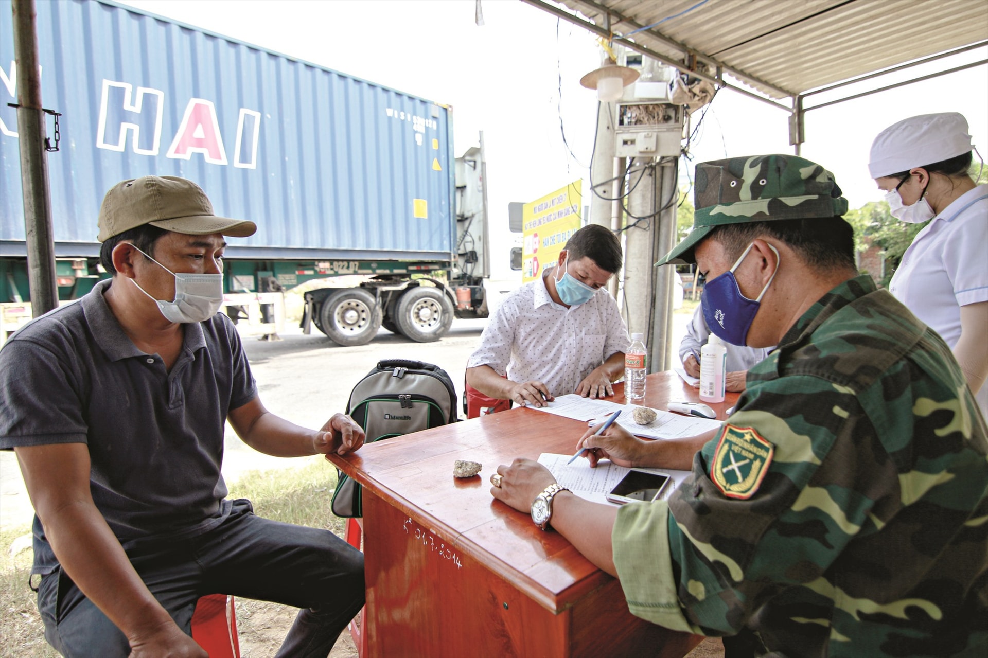 Lực lượng quân sự, thanh niên, y tế cùng phối hợp kiểm soát chặt ở các địa phương, củng cố “phòng tuyến” chống dịch. Ảnh: T.C