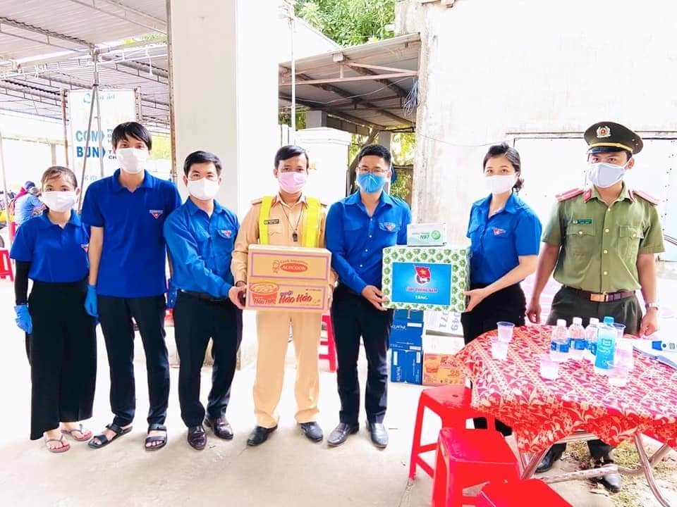 Bí thư Tỉnh đoàn Phạm Thị Thanh tặng quà động viên các bạn thanh niên tình nguyện tại điểm trực chốt trên tuyến quốc lộ 14B (Đại Lộc).
