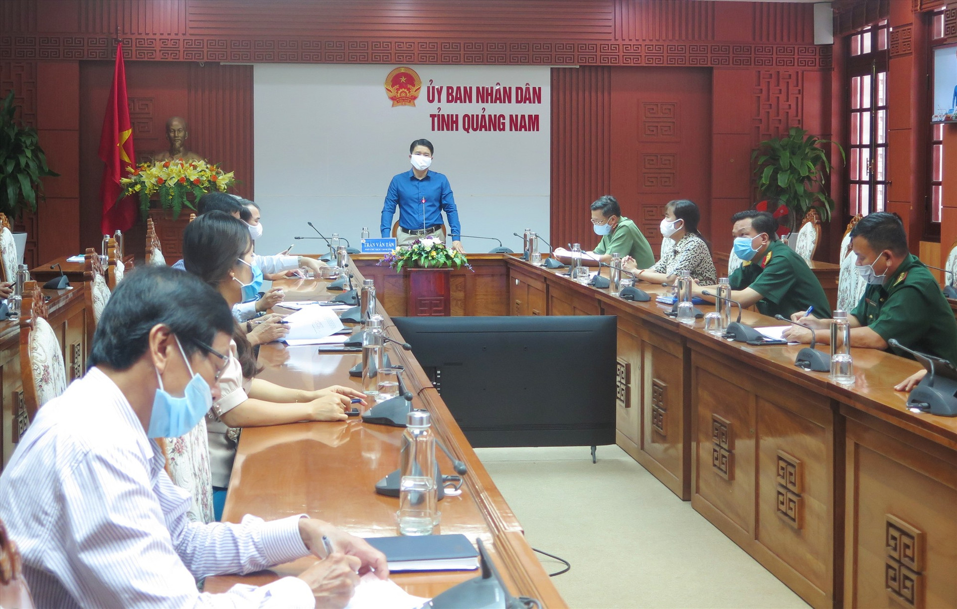 Phó Chủ tịch UBND tỉnh Trần Văn Tân chủ trì cuộc họp trực tuyến sáng 1.8.Ảnh: X.H