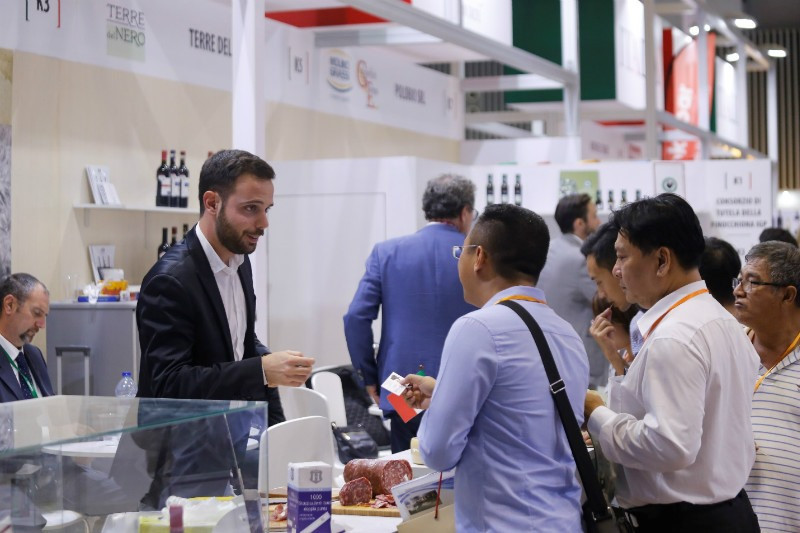 Đại diện Italia giới thiệu sản phẩm tại một Triển lãm quốc tế công nghiệp Thực phẩm Việt Nam. Ảnh: foodexpo.vn