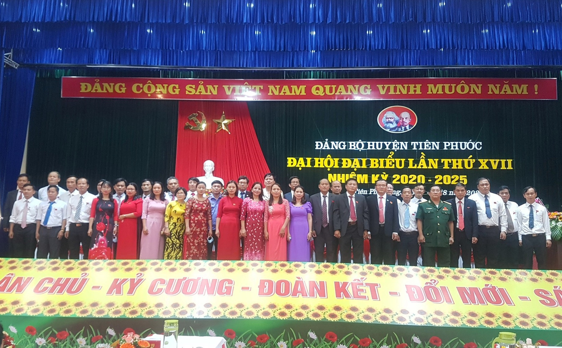 Ban chấp hành Đảng bộ huyện Tiên Phước khóa XVII ra mắt tại Đại hội. Ảnh: D.L