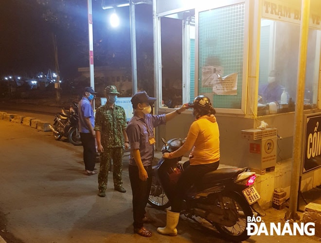 Để làm tốt công tác phòng, chống Ccvid -19, các cồng ra vào cảng cá Thọ Quang luôn có cán bộ