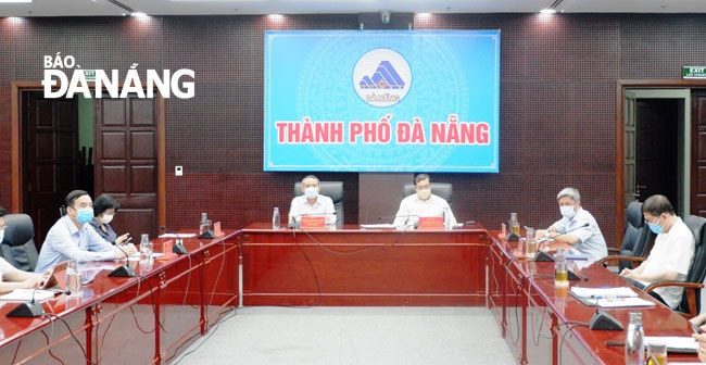 Ủy viên Trung ương Đảng, Bí thư Thành ủy, Trưởng đoàn đại biểu Quốc hội thành phố Trương Quang Nghĩa (trái) và Chủ tịch UBND thành phố Huỳnh Đức Thơ (phải) chủ trì điểm cầu trực tuyến tại Đà Nẵng. Ảnh: PHAN CHUNG
