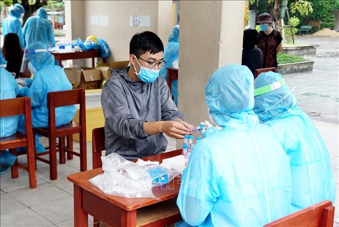 Lẫy mẫu xét nghiệm tại các khu dân cư. Ảnh: TTXVN.