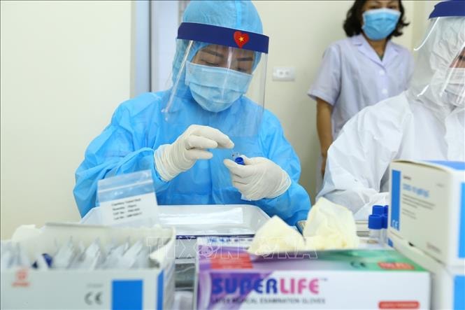 Xét nghiệm sàng lọc bệnh nhân Covid-19. Ảnh: TTXVN