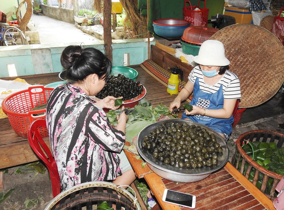 Bánh ít lá gai là đặc sản Cù Lao Chàm được du khách ưa chuộng.