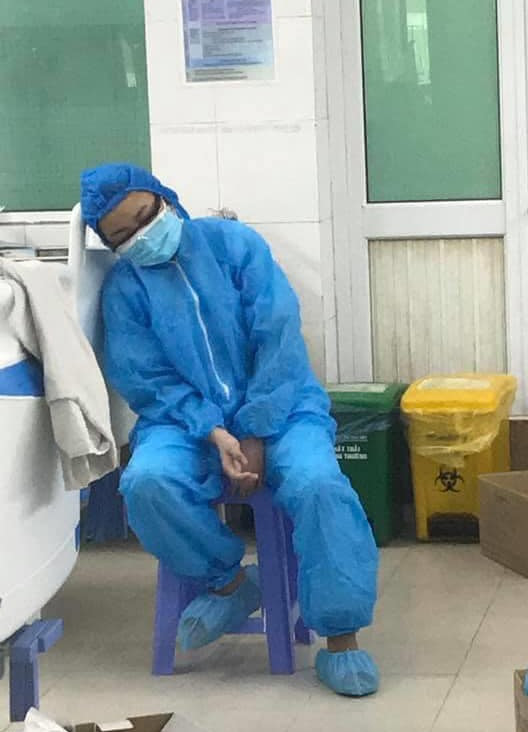 Phút nghỉ ngơi của một bác sĩ Bệnh viện Đà Nẵng.