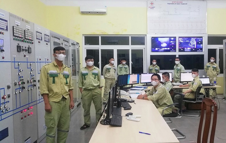 Kỹ sư, công nhân vận hành tại TBA 500kV Thạnh Mỹ (Quảng Nam) được cô lập để đảm bảo an toàn trong dịch Covid-19.